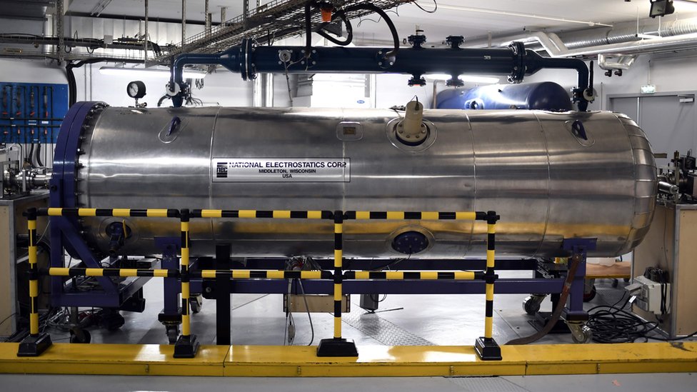 El acelerador de partículas mide 37 metros de largo. El acelerador AGLAE.