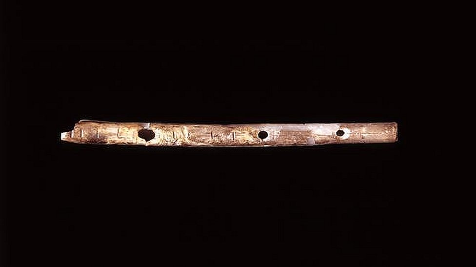 Esta flauta hecha con hueso que está en el Landesmuseum Württemberg en Alemania es uno de los instrumentos más antiguos que han sido encontrados. flauta de hueso