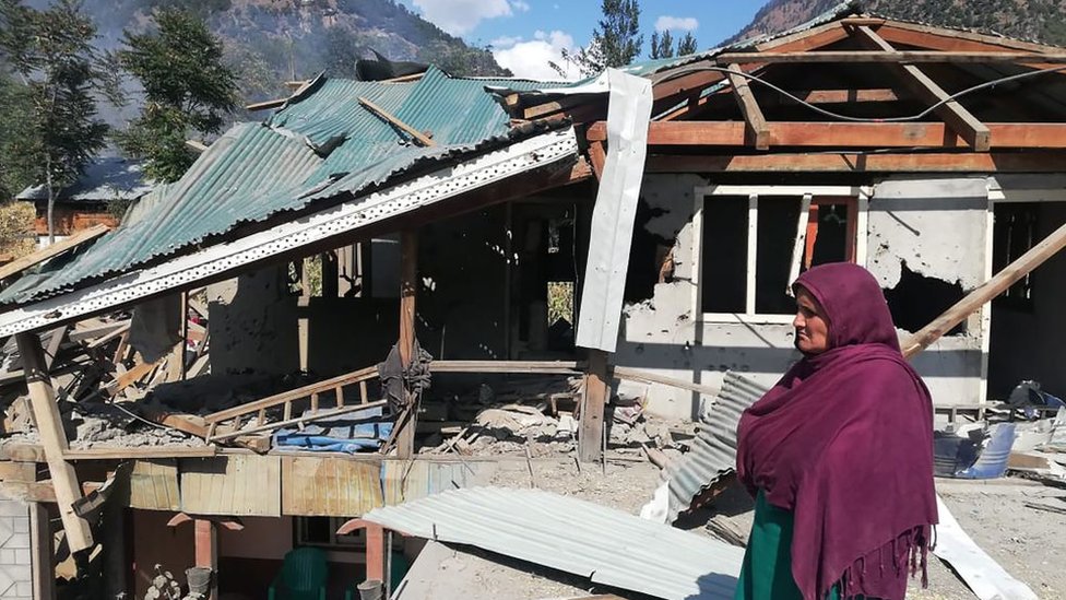 Жительница стоит перед своим разрушенным домом через день после обстрела через границу в Джоре, деревне долины Нилум в Кашмире, находящемся под контролем Пакистана, 20 октября 2019 года. - По меньшей мере девять человек были убиты 20 октября в результате обстрелов вдоль территории де-факто. Граница между Индией и Пакистаном в Кашмире