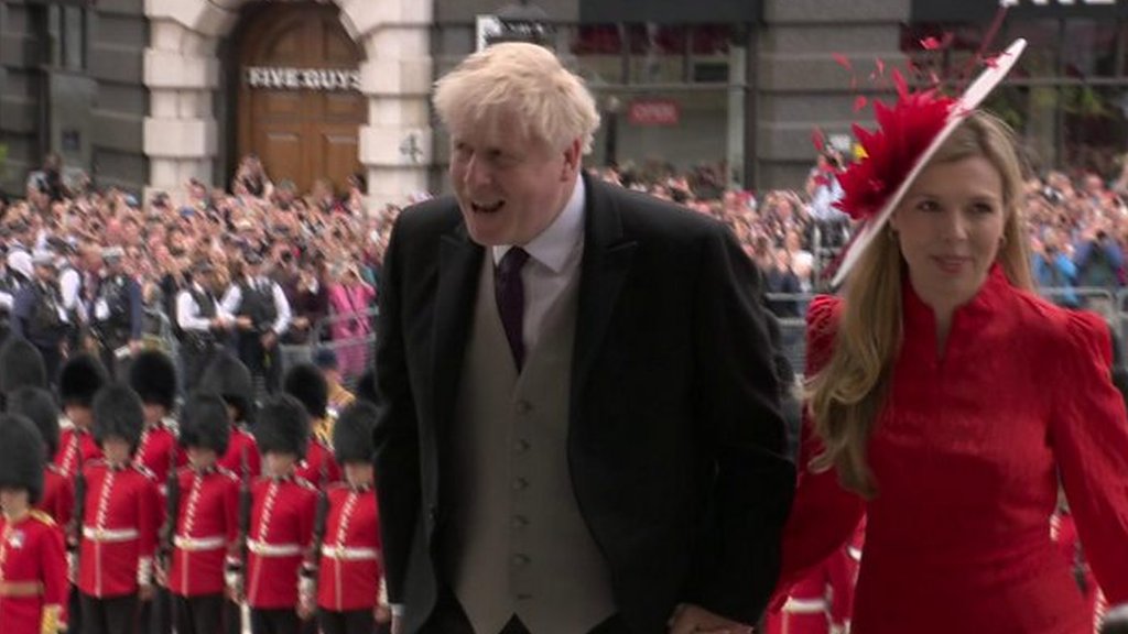 Boos and cheers for Boris Johnson as he arrives at Jubilee service