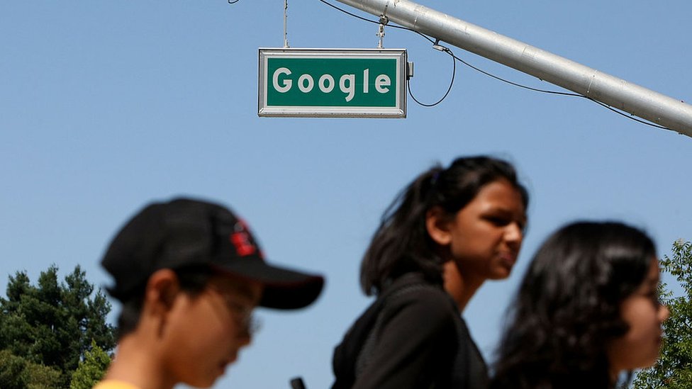 Google será la mayor empleadora de San José. señal de Google en calles de Mountain View