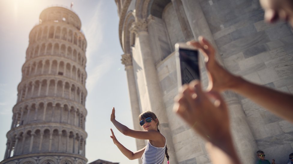 chica tomándose foto en Pisa