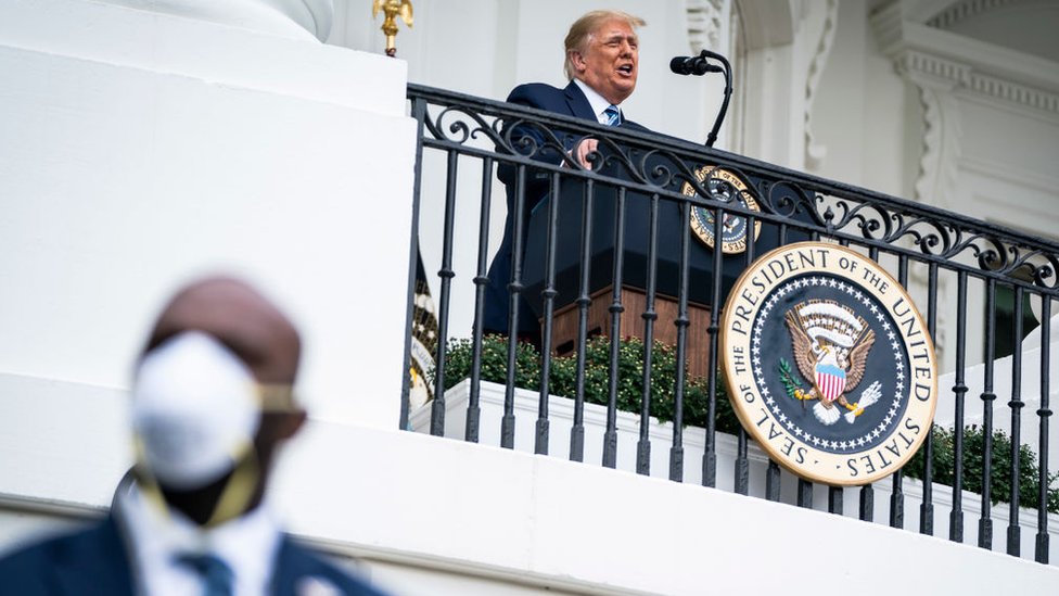 Donald Trump con un miembro del Servicio Secreto en la Casa Blanca