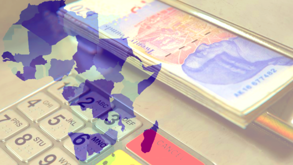Составное изображение, показывающее карту Африки над банкоматом, выдающим банкноты 20 фунтов стерлингов