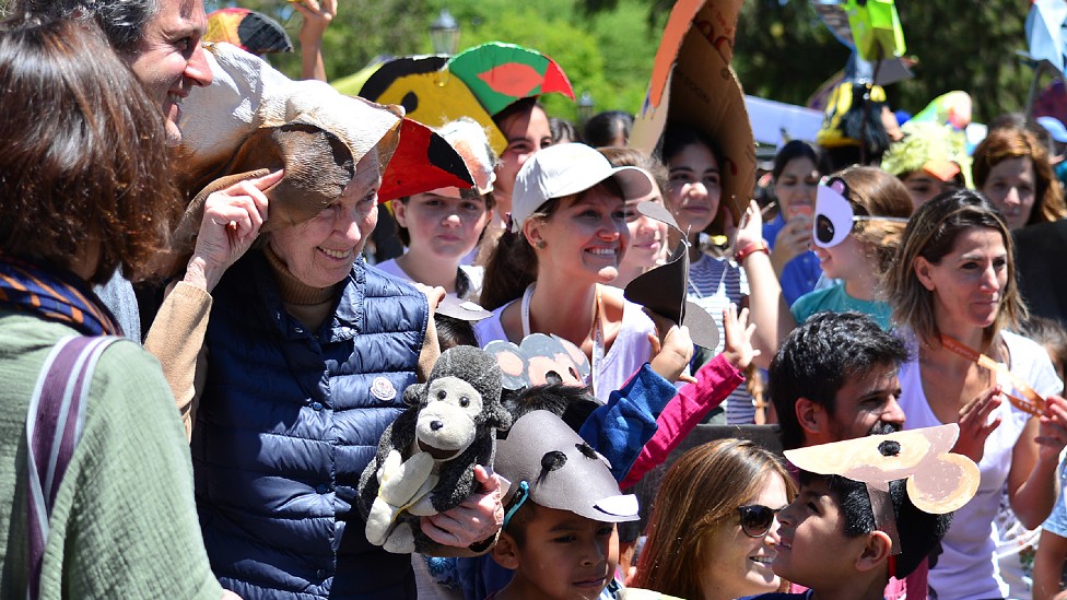 Goodall con niños y adultos en Argentina en 2017, durante una marcha en contra del uso de aves como mascotas