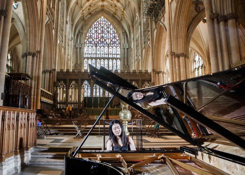 Ке Ма репетирует на пианино за 100 000 фунтов стерлингов в Йоркском соборе