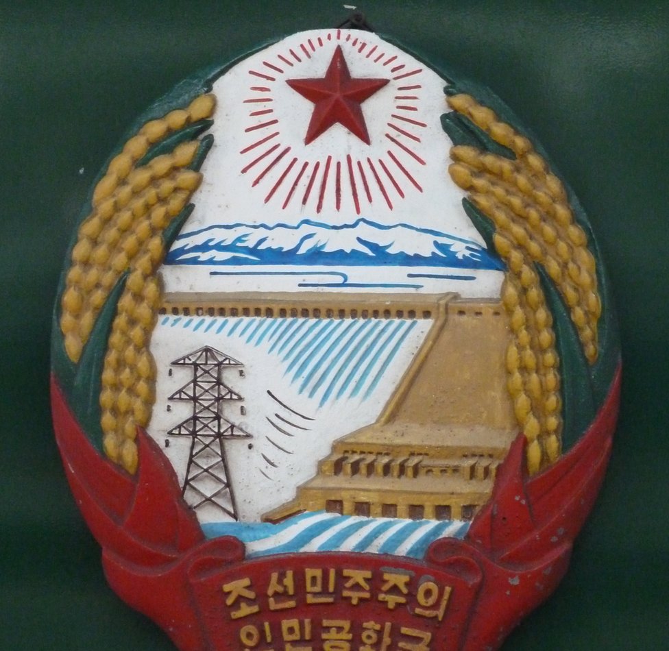 Escudo de Corea del Norte en un vagón de tren en Pyongyang.