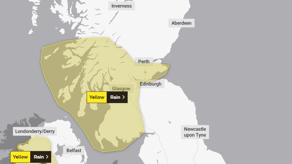 Scottish roads warning as preparations made for heavy rain - BBC News