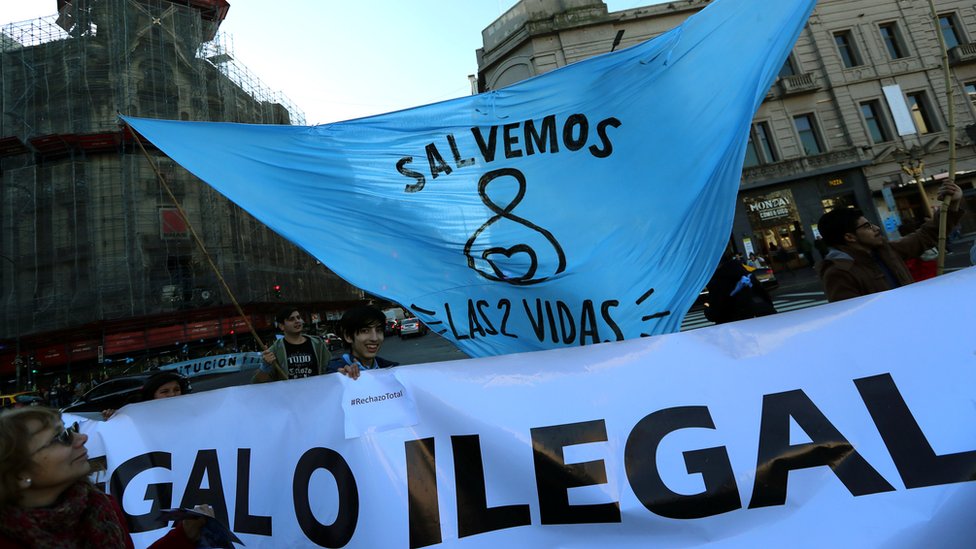 "Salvemos las dos vidas", el eslogan del conglomerado de organizaciones que se opone al proyecto de ley en debate. Marcha y bandera contra la despenalización del aborto