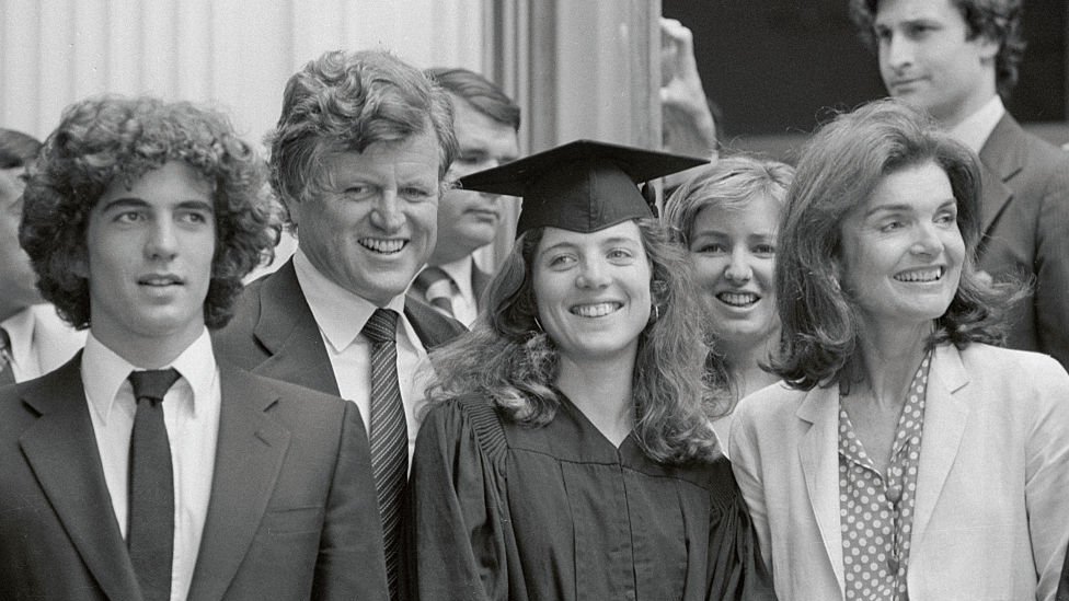 Para los años 80, ya no eran sólo mujeres como las Kennedy las que podían darse el lujo de estudiar. Grado de Caroline Kennedy