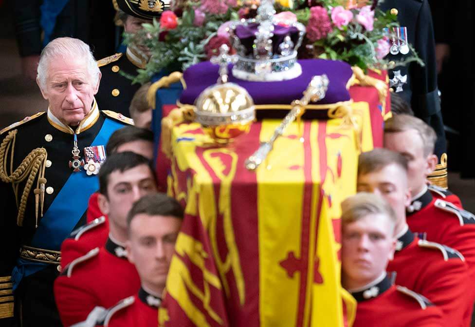 The pall bearers carry the coffin of Queen Elizabeth II into the chapel at Windsor Castle