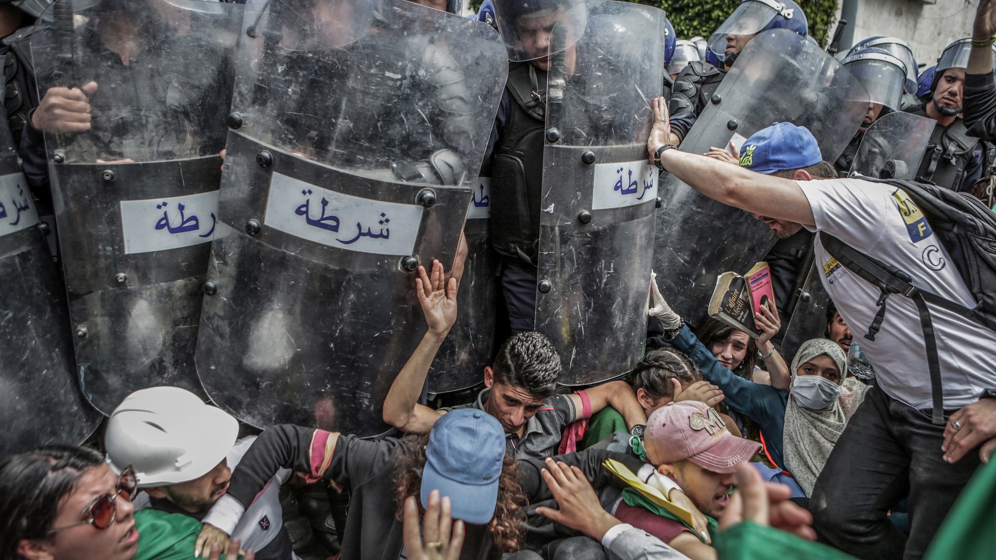 Столкновение с полицией во время антиправительственной демонстрации