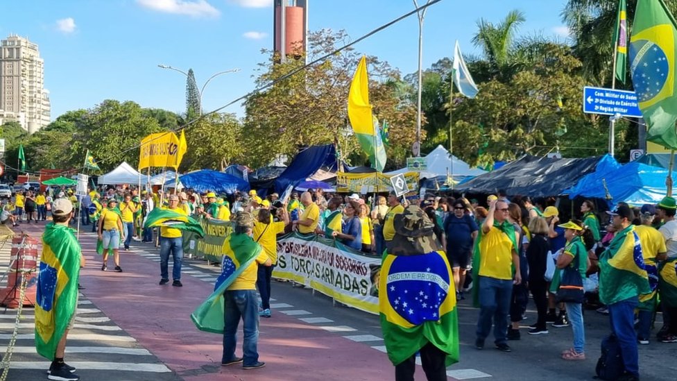 Bolsonaristas con camisetas y banderas de Brasil en campamento frente al Comando Militar del Sudeste, en São Paulo.