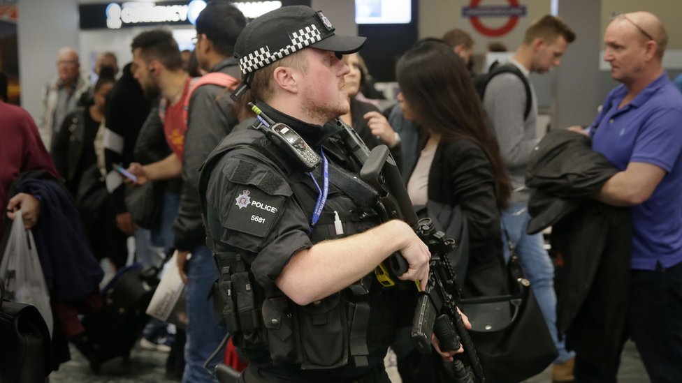 Вооруженный полицейский в сети метро в Лондоне