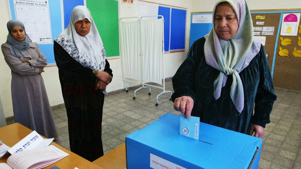 Mujeres árabes israelíes votando en la aldea de Jaljuliya