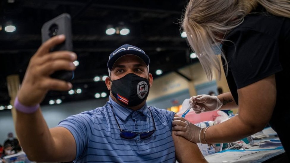 Un hombre recibe la vacuna de la covid-19 en Puerto Rico