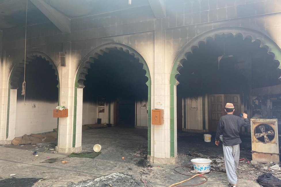 Частично сгоревшая мечеть в Мустафабаде Дели