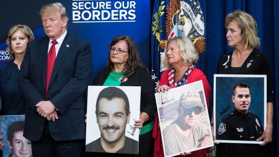 Trump en compañía de familias cuyos parientes fueron víctimas de delitos por parte de inmigrantes indocumentados el 22 de junio.