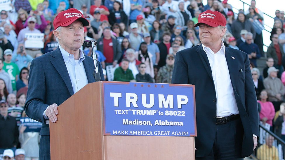 Sessions y Trump durante un mitin en Alabama en febrero de 2016.