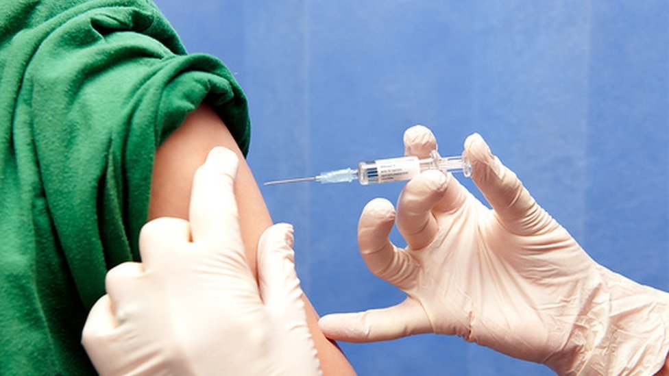 Подросток, получающий вакцину MMR