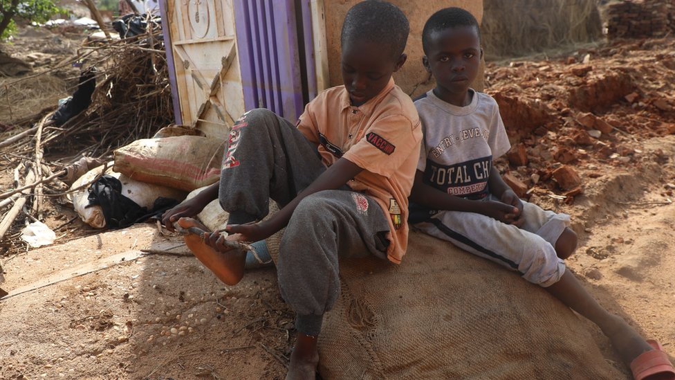 السودان يواجه "كارثة جيل" مع عدم تلقي ثلث أطفاله التعليم 1 طفلان سودانيان