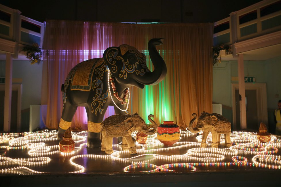 Световая инсталляция развлекает толпу во время празднования индуистского фестиваля Дивали 11 ноября 2015 года в Лестере
