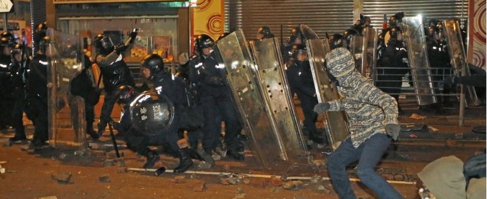 Мятежники и полиция в Монг Коке (9 фев 2016)