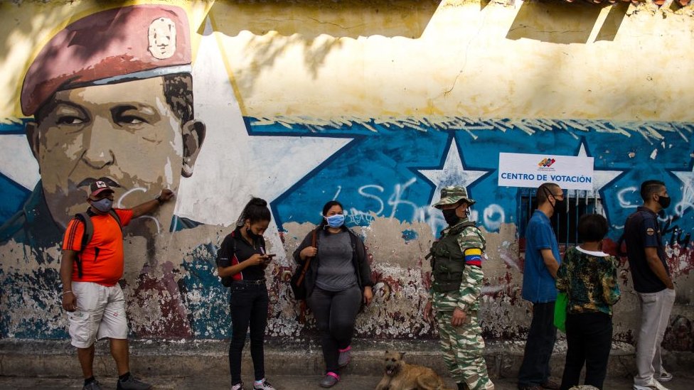 Fila de votantes en Venezuela.