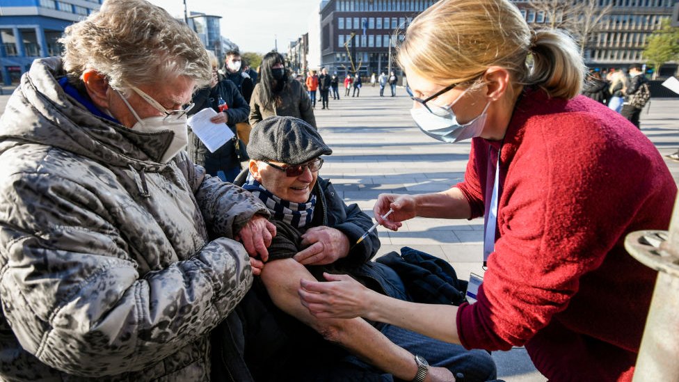 Adulto mayor recibe vacuna en Alemania