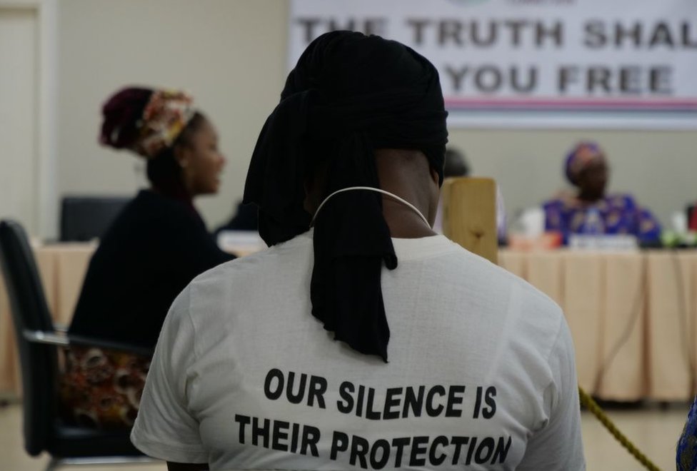 Сторонник кампании #IamToufah слушает показания бывшей королевы красоты Гамбии Фату Джаллоу перед Комиссией по установлению истины и примирению в Банжуле 31 октября 2019 г.