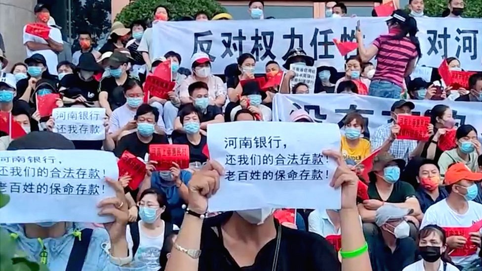 Un grupo de propietarios chinos protestan para exigir la culminación de las casas que están pagando