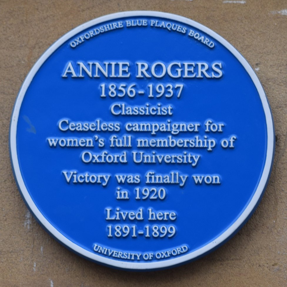 Голубая мемориальная доска в память об Энни Роджерс