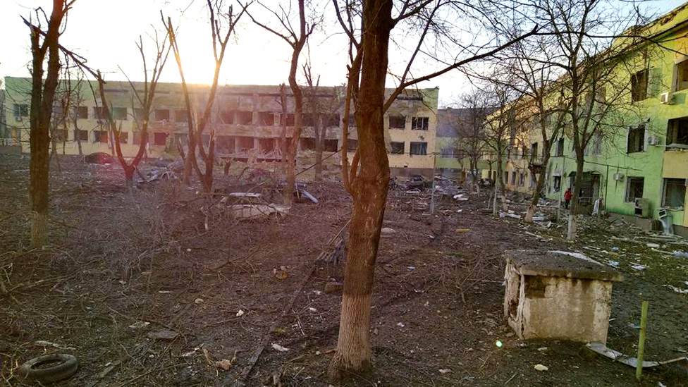 Vista del patio de la maternidad y hospital infantil en Mariúpol bombardeada el 9 de marzo de 2022.
