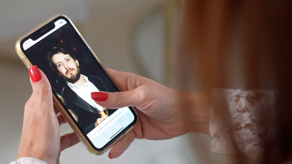 Ana mostra foto de Rafael Bessa no celular
