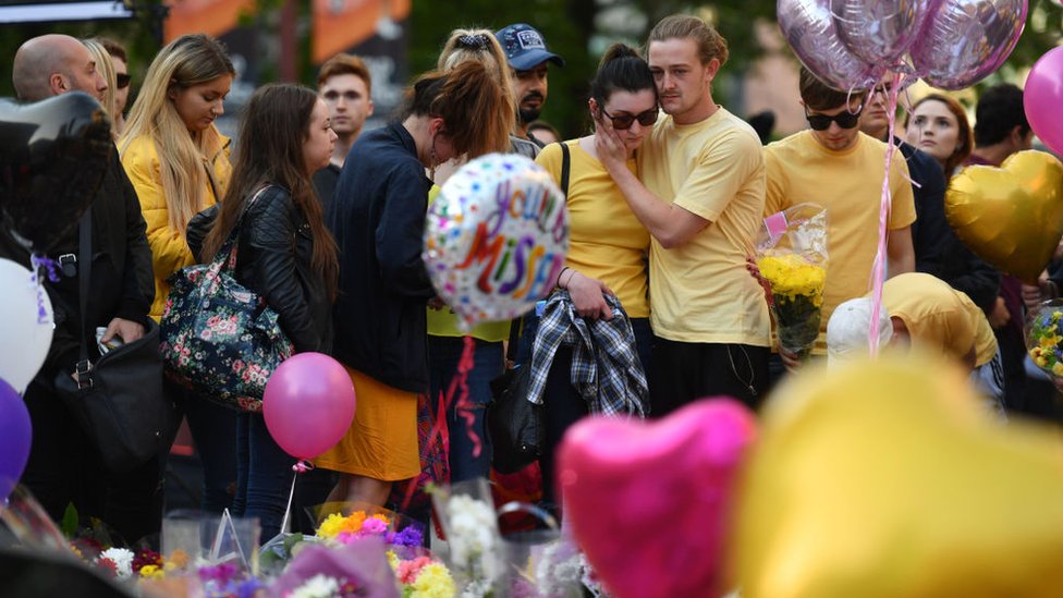 Por el tipo de público que asistía el concierto, el ataque puso en riesgo la vida de muchas niñas y adolescentes. Un grupo de personas colocan flores y globos en memoria de las víctimas del atentado en el Manchester Arena.