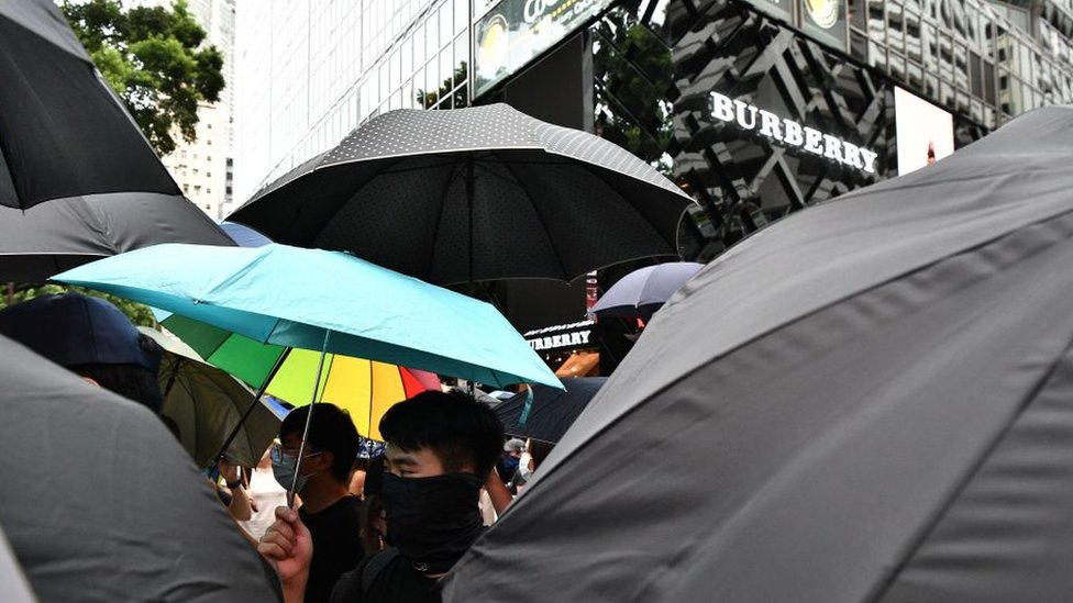 Протестующие в Гонконге у магазина Burberry