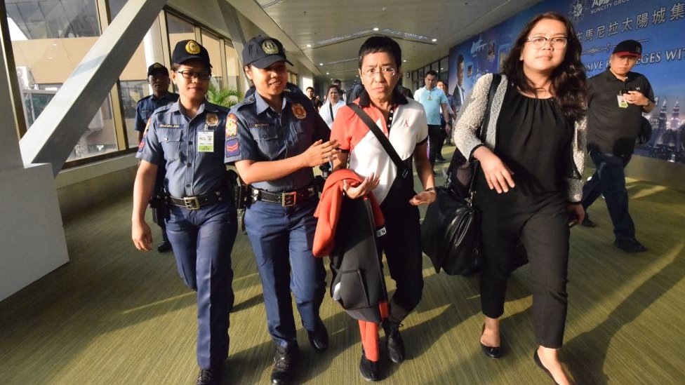 María Ressa, centro, es arrestada en el aeropuerto de Manila, 2019