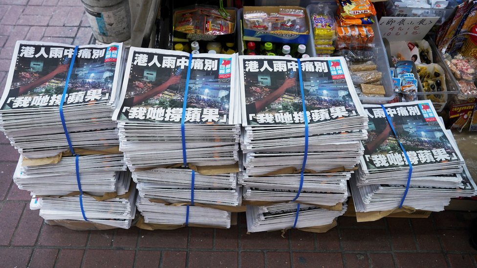 香港某報攤前堆放著的最後一份《蘋果日報》（24/6/2021）