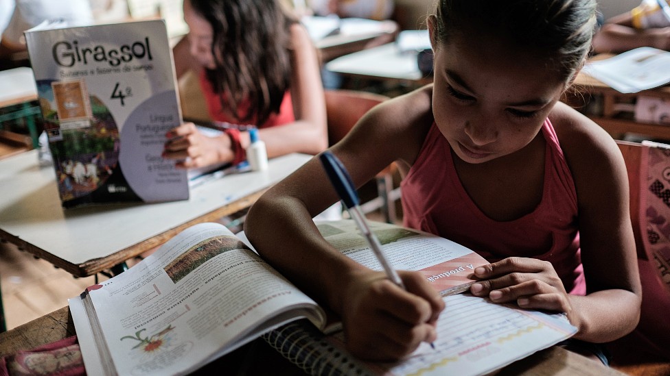 Niñas en una escuela en Brasil