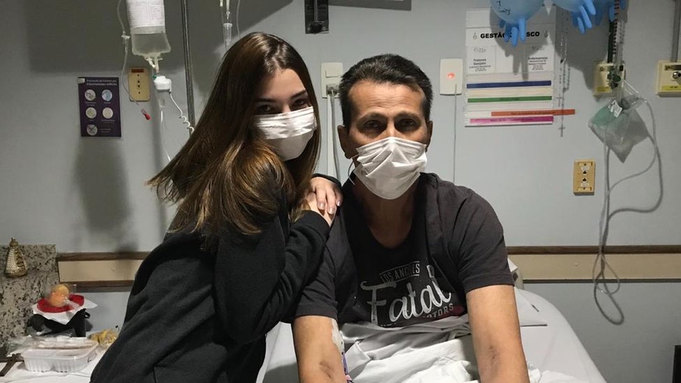 Julia y su padre Ramon en el hospital.
