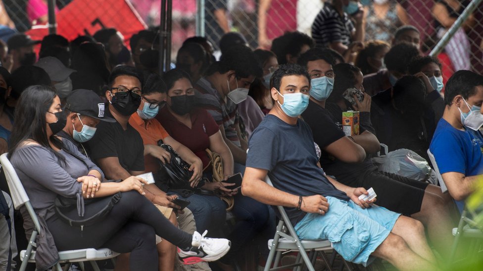 Fila para vacinação na Nicarágua