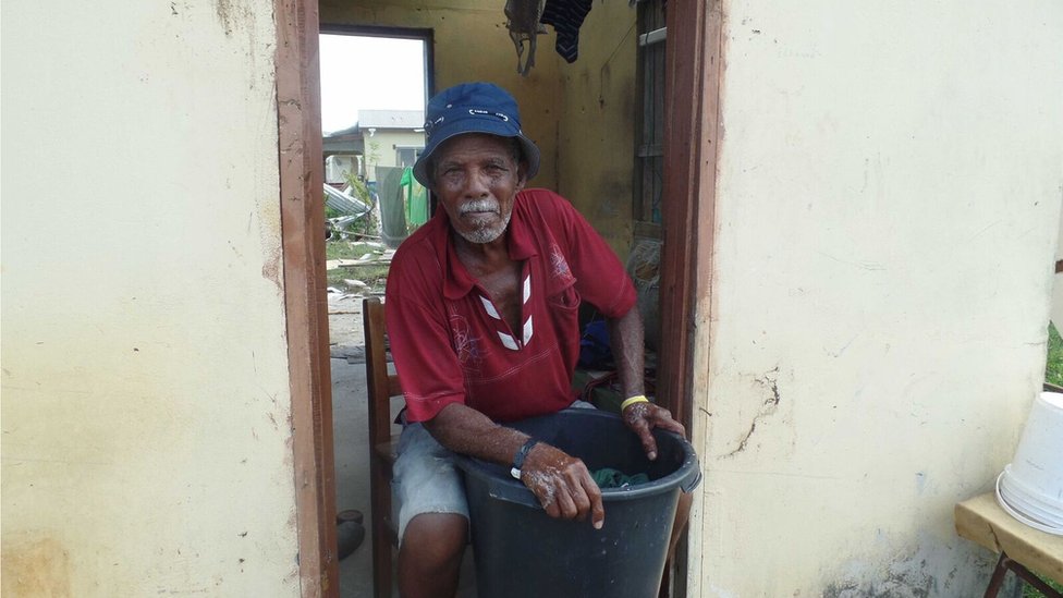 80-летний Маноа Де Соуза на работе стирает вручную оставленную одежду