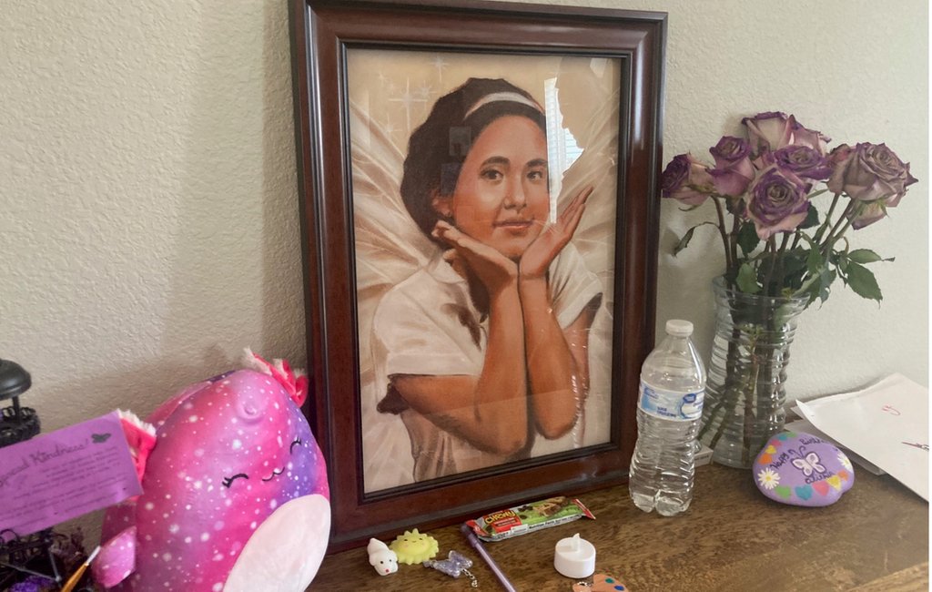 La imagen de Alithia dibujada en un retrato que se exhibe en la casa de los Ramírez.