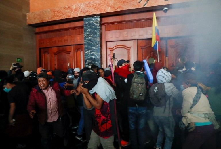 Manifestantes intentan cerrar las puertas del Congreso