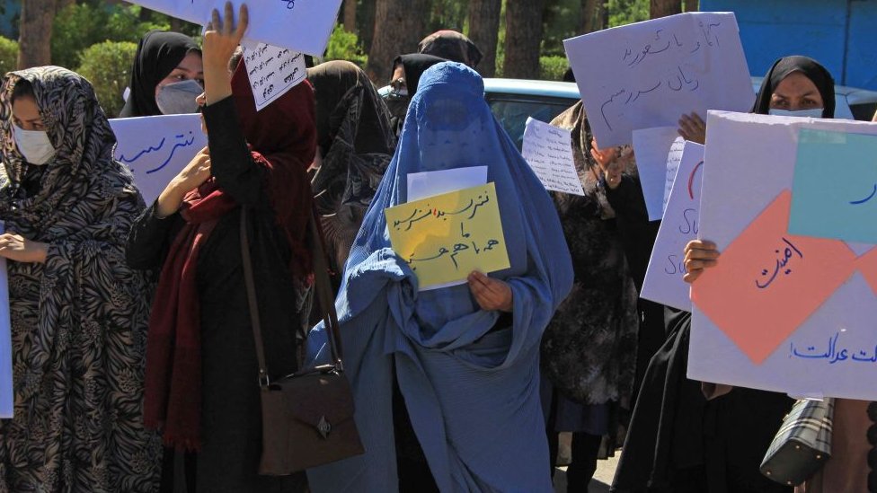 Mujeres se manifiestan en contra de los talibanes