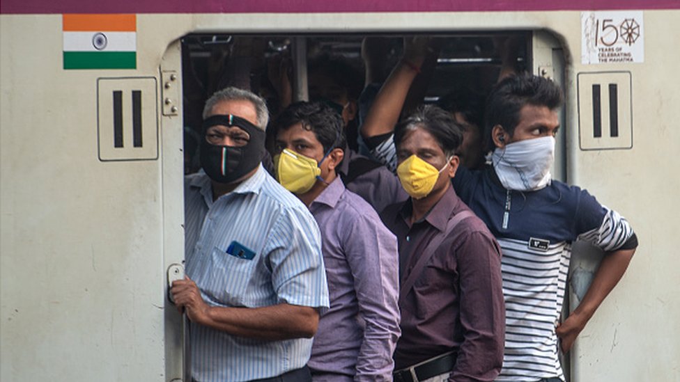 Пассажиры в поезде в Мумбаи
