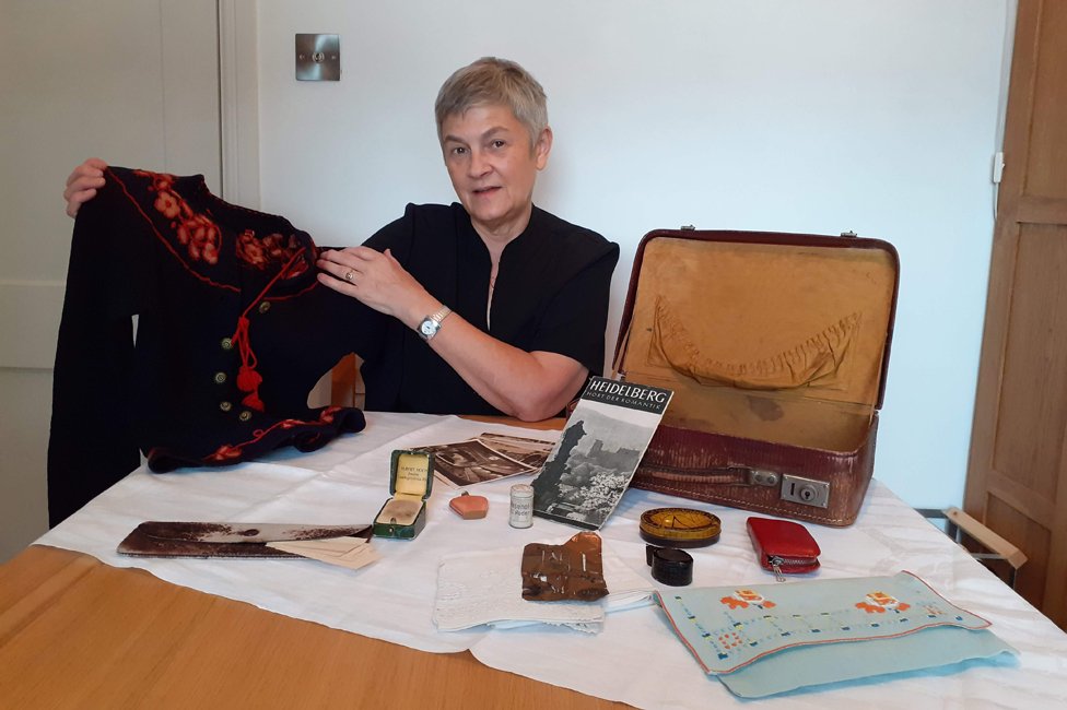 Джудит Роудс с чемоданом своей матери и некоторыми вещами, которые она привезла с собой