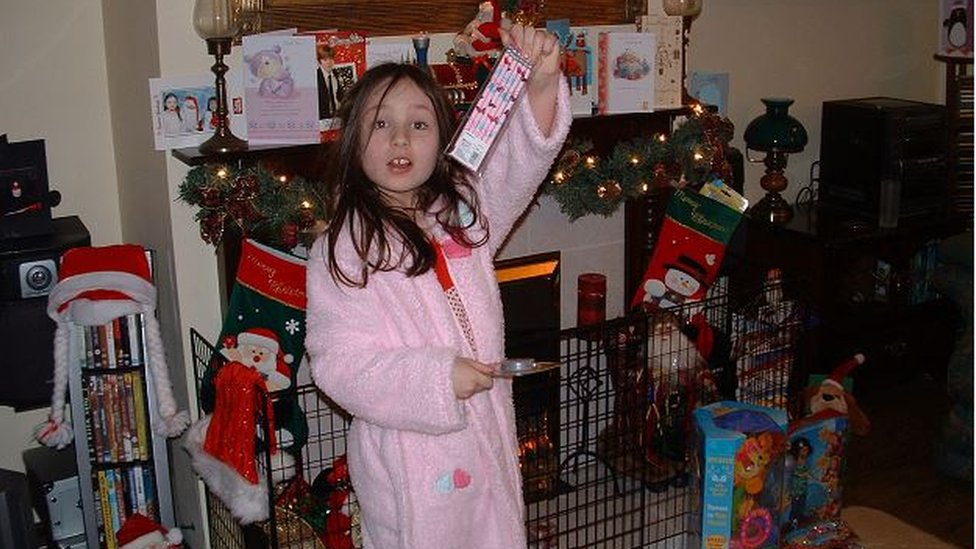 Рэйчел в детстве на Рождество