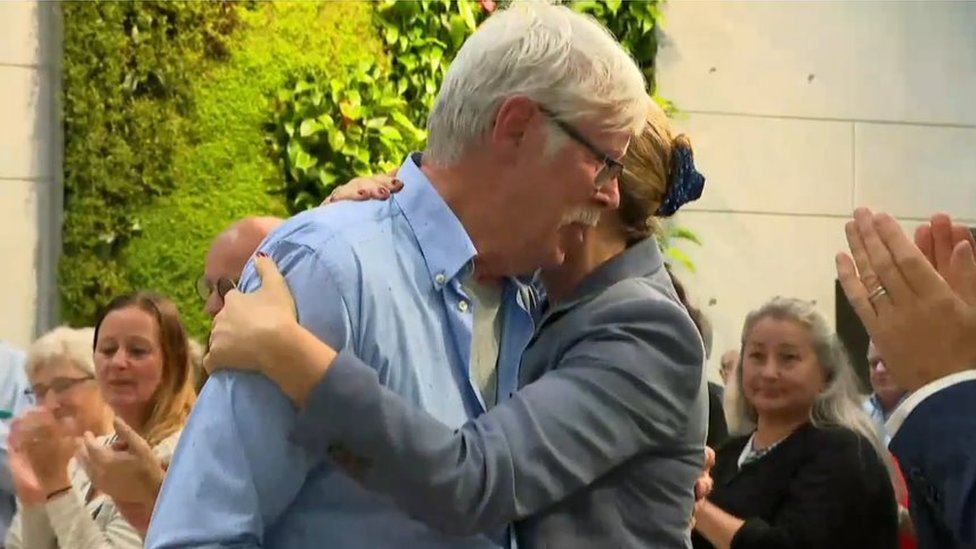 Метте Фредериксен обнимает Пола-Эрика Расмуссена, который годами добивался извинений