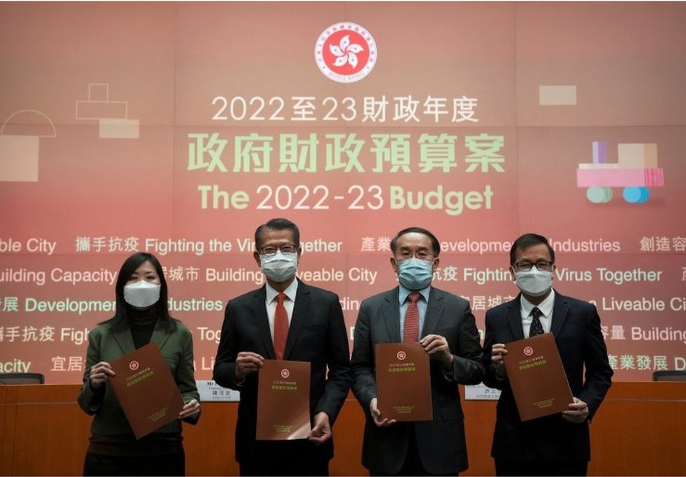 香港財政司司長陳茂波（左二）與其它出席預算案新聞發佈會的官員